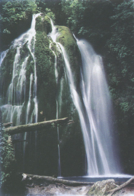 آبشار کبودوال  واقع در شهر علي آباد