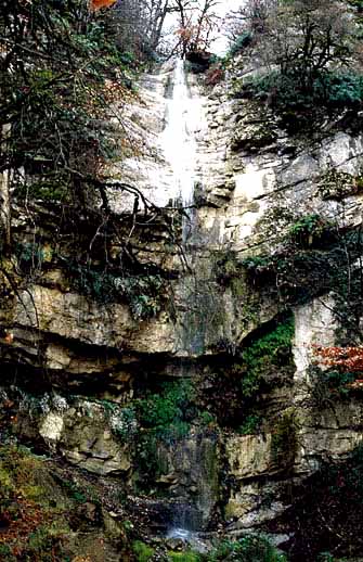 آبشار دو قلو واقع در شهر شمیرانات(تجریش)