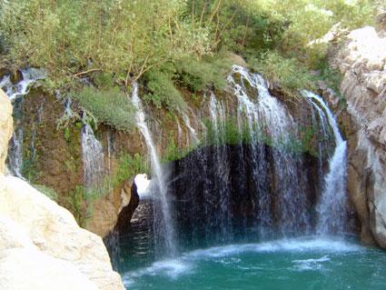 آبشار تخت سلیمان واقع در شهر سميرم