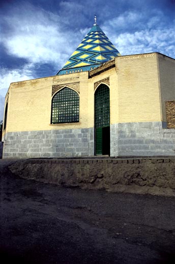 امامزاده پير عمر واقع در شهر سنندج