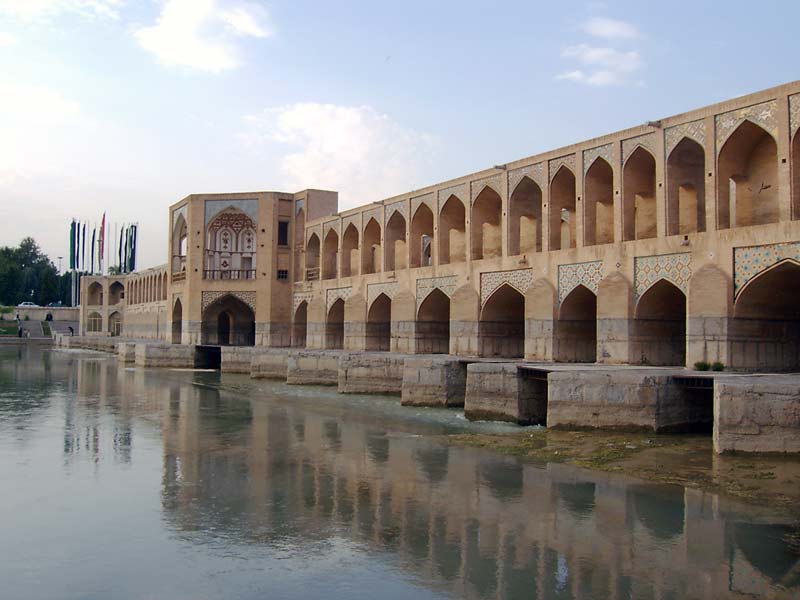 پل خواجو واقع در شهر اصفهان