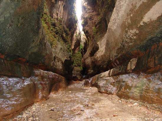 غار زينه گان  واقع در شهر مهران