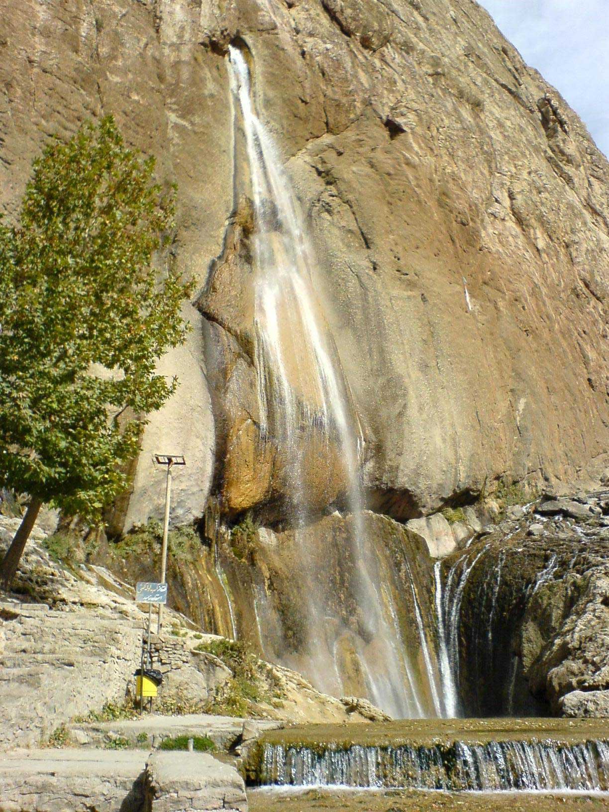 آبشار سميرم واقع در شهر سميرم