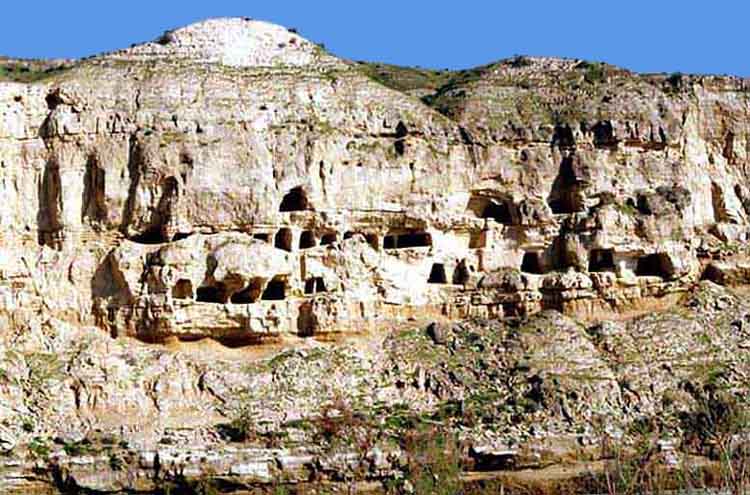 غار تاریخی چهل خانه   واقع در شهر برازجان ( دشتستان)